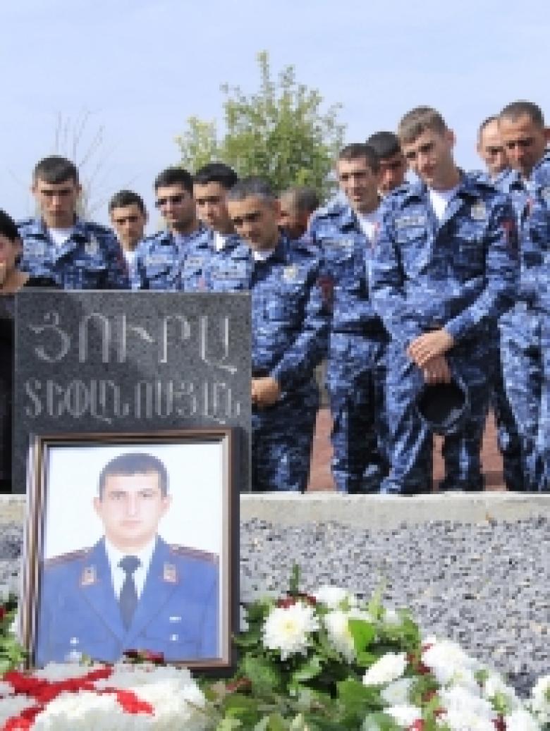 Церемония поминовения по случаю 30-й годовщины со дня рождения лейтенанта полиции Юрия Тепаносяна  